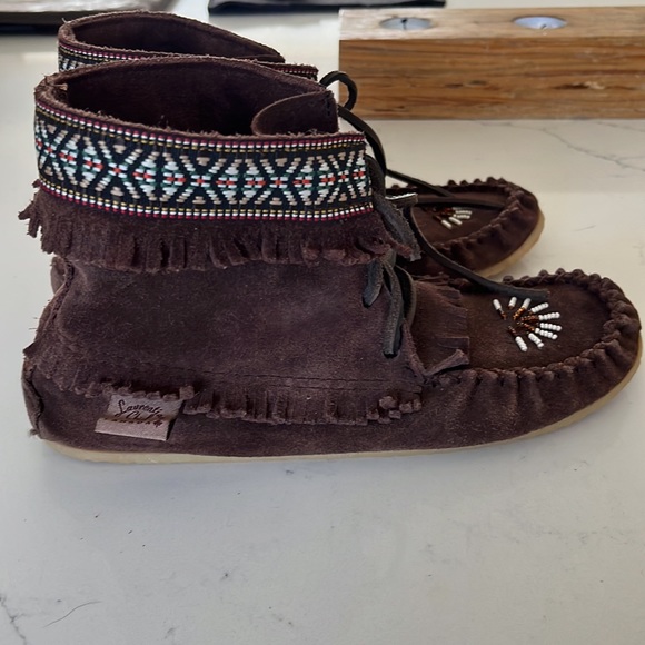Moccasins, worn very few times. Canadian brand. - Picture 2 of 6